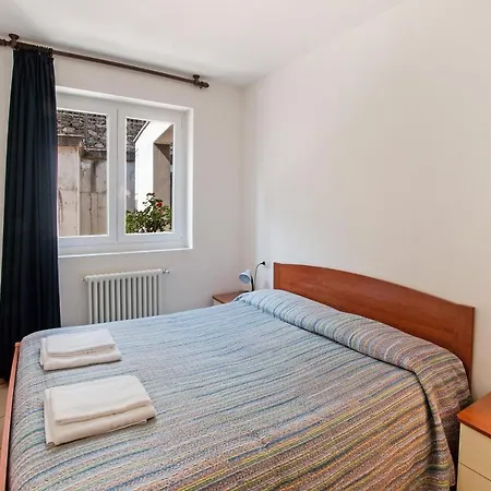 Le Azalee 6 Apartman Vercana